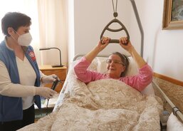 Pečovatelka Marie Pšurná pomáhá pětaosmdesátileté Anně Hráčkové z Uherského Ostrohu s hygienou a obědem. 