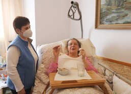 Pečovatelka Marie Pšurná podává na snímku oběd a léky pětaosmdesátileté Anně Hráčkové z Uherského Ostrohu. 