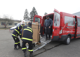 Nejcennějším nákladem ve vrtulníku byl ultrazvuk, který prostřednictvím Charity Uherské Hradiště věnoval uherskohradišťský gynekolog Jan Pištěk. S jeho naložením pomáhali hasiči.