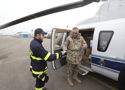 Koordinátor letecké pomoci  Martin Hrabec v akci s uherskohradišťskými hasiči.