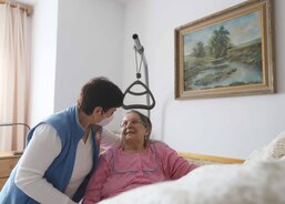 Pečovatelka Marie Pšurná pomáhá pětaosmdesátileté Anně Hráčkové z Uherského Ostrohu s hygienou a obědem. 