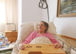 Pětaosmdesátiletá Anna Hráčková si pochvaluje pečovatelskou službu a je šťastná, že může být na sklonku svého života doma se svými blízkými.