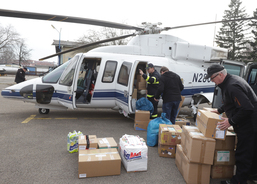 Na Ukrajinu vrtulníkem letěly také dary od obyvatel města Uherského Hradiště i z širokého okolí.