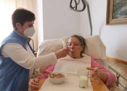 Pečovatelka Marie Pšurná podává na snímku oběd a léky pětaosmdesátileté Anně Hráčkové z Uherského Ostrohu. 