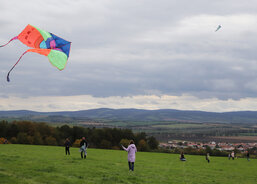 Na kopci pořádně foukalo, takže draci létali vysoko