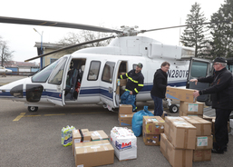 Na Ukrajinu vrtulníkem letěly také dary od obyvatel města Uherského Hradiště i z širokého okolí.