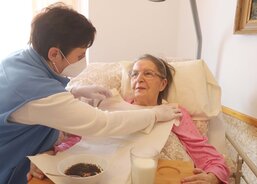 Pečovatelka Marie Pšurná podává na snímku oběd a léky pětaosmdesátileté Anně Hráčkové z Uherského Ostrohu. 