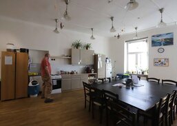 Každý den začíná ve velké místnosti určené k setkávání.