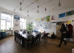 Každý den začíná ve velké místnosti určené k setkávání.