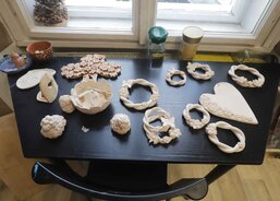 V keramické dílně se už v únoru i prostřednictvím výrobků těší na jaro