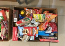 Lidé přinášeli kávu, čaj, kakao, trvanlivé potraviny i nejrůznější sladkosti, hygienické potřeby pro kojence i dospělé, plastové nádobí včetně příborů, deky, spacáky, karimatky, přikrývky a dětské sedačky do aut. 