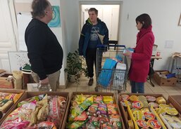 Lidé přinášeli kávu, čaj, kakao, trvanlivé potraviny i nejrůznější sladkosti, hygienické potřeby pro kojence i dospělé, plastové nádobí včetně příborů, deky, spacáky, karimatky, přikrývky a dětské sedačky do aut. 