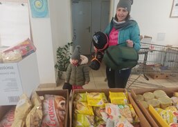 Lidé přinášeli kávu, čaj, kakao, trvanlivé potraviny i nejrůznější sladkosti, hygienické potřeby pro kojence i dospělé, plastové nádobí včetně příborů, deky, spacáky, karimatky, přikrývky a dětské sedačky do aut. 