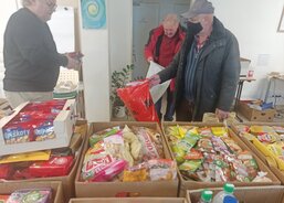 Lidé přinášeli kávu, čaj, kakao, trvanlivé potraviny i nejrůznější sladkosti, hygienické potřeby pro kojence i dospělé, plastové nádobí včetně příborů, deky, spacáky, karimatky, přikrývky a dětské sedačky do aut. 