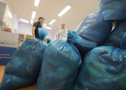 Roztříděné deky, přikrývky a spacáky připravené k expedici