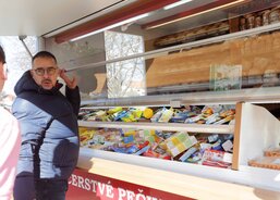 A tady už se vše nakládá do auta přizpůsobeného k výdeji potravin, které zamířilo s dobrovolníky na Ukrajinu, kde se z něj v současné době zdarma vydává jídlo a pití na hranicích. Na desce je v ukrajinštině nápis Jídlo a pití zdarma