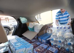 Jeden osobní automobil zaplnily nápoje, mléko a plastové nádobí