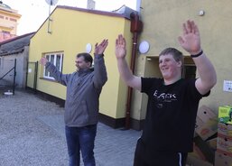 Obyvatelé Chráněného bydlení Ulita, které je součástí Charity Uherské Hradiště mávají odjíždějícím automobilům ve směru na Ukrajinu