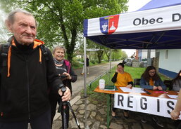 Toto je jeden z nejstarších účastníků akce 77letý Antonín Ježek z Dolního Němčí, který vloni od října do listopadu ležel v uherskohradišťské nemocnici na ARO v umělém spánku. Dnes spolu s manželkou Boženou (trošku vzadu) společně ušli 3,5 kilometrovou tra