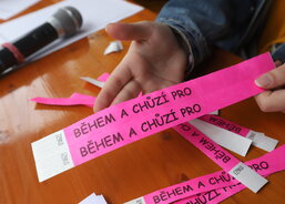 Každý účastník dostal při registraci na ruku pásku.
