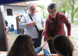 A tady se už registruje historicky první ředitelka Charity Uherské Hradiště Anička Konvalinková a současný zástupce ředitele a projektový manažer Charity Uherské Hradiště Dalibor Jirásek.