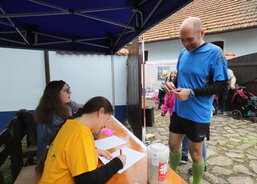 "O této akci jsem se dozvěděl z ohlášek v kostele," prozradil Marek Blaha z Uherského Hradiště. Nakonec delší trať zvládl doběhnout celkově na druhém místě.