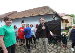 Vedoucí Domácího hospice Antonínek Radek Nohál před startem poděkoval členům Misijního klubka, jejich rodinách, které se zapojily, vedení obce, která poskytla zázemí v areálu muzea i všem účastníkům, kteří si přišli zasportovat a podpořit činnost Domácího