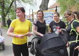 Vedoucí Misijního klubka v Dolním Němčí Martina Smetanová (žluté tričko) měla důvod k úsměvu na tváři - odpoledne se vyčasilo, dokonce nakonec svítilo i sluníčko, na start se postavil rekordní počet 158 účastníků a rekordní byl i výnos z dobrovolného star