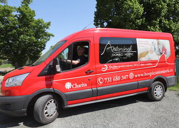 Charita obnovuje vozový park a hledá nové prostory 
