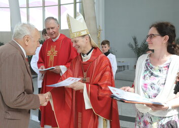 Noví dobrovolníci převzali z rukou pomocného olomouckého biskupa Antonína Baslera diplomy