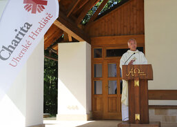 Mši svatou za zaměstnance hospice a živé i zemřelé klienty a jejich rodiny sloužil spirituál a prefekt Arcibiskupského kněžského semináře v Olomouci P. Antonín Hráček.