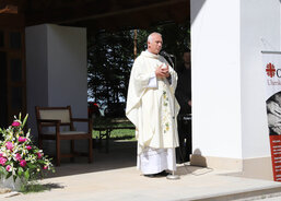 Mši svatou za zaměstnance hospice a živé i zemřelé klienty a jejich rodiny sloužil spirituál a prefekt Arcibiskupského kněžského semináře v Olomouci P. Antonín Hráček.