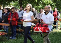 Mezi obětními dary zaměstnanci hospice nesli i pohotovostní zdravotní brašnu a model auta, který připomínal, že za svými klienty dojíždějí auty.