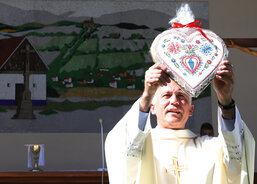 Mezi obětními dary bylo i perníkové srdce jako symbol, že láska nikdy neumírá.