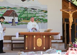 Mši svatou za zaměstnance hospice a živé i zemřelé klienty a jejich rodiny sloužil spirituál a prefekt Arcibiskupského kněžského semináře v Olomouci P. Antonín Hráček.