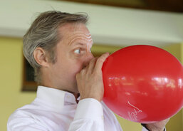 Vedoucí Domácího hospice Antonínek Radek Nohál s balonky udělal radost dětem. 