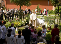 Za obyvateli pravidelně přichází kněz. Při Božím těle byl jeden oltář také v zahradě domova. 