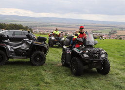 Toto jsou dobrovolní záchranáři ze Zlínského kraje, kteří zájemce povozili na svých čtyřkolkách, s kterými vloni pomáhali v obcích zasažených tornádem.