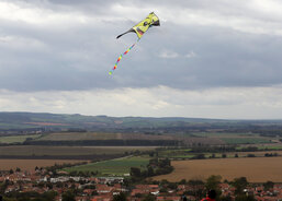 Na kopci pořádně foukalo, takže draci létali vysoko