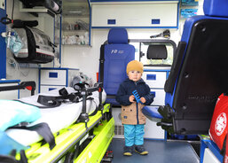 Tento chlapeček si zase nenechal ujít možnost prohlídky interiéru automobilu Rychlé zdravotní pomoci.