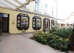 Pokud někdo vstoupí do Atria Masarykova náměstí v Uherském Hradišti, tak hned vlevo je vchod do charitních služeb Labyrint a Centra duševního zdraví. Centrum duševního zdraví má ale své konzultační místnosti v protější budově - při vchodu do Atria vpravo.