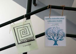 Ukazatele na schodišti návštěvníky přivedou ke správným dveřím Centra duševního zdraví i Labyrintu.