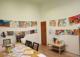 A tady už jsme v protější budově Atria, kde jsou zaměstnancům i pacientům k dispozici nové konzultační místnosti. Na stěnách i stole jsou vidět výsledky arteterapie klientů.