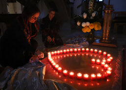 Svíce za zemřelé pacienty Domácího hospice Antonínek před mší svatou zapalovali pozůstalí, zdravotní setry hospice a další zaměstnanci Charity Uherské Hradiště.