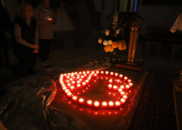 Svíce za zemřelé pacienty Domácího hospice Antonínek před mší svatou zapalovali pozůstalí, zdravotní setry hospice a další zaměstnanci Charity Uherské Hradiště.