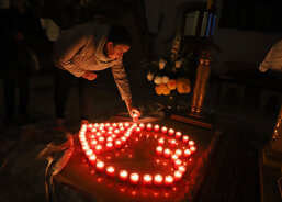 Svíce za zemřelé pacienty Domácího hospice Antonínek před mší svatou zapalovali pozůstalí, zdravotní setry hospice a další zaměstnanci Charity Uherské Hradiště.