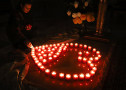 Svíce za zemřelé pacienty Domácího hospice Antonínek před mší svatou zapalovali pozůstalí, zdravotní setry hospice a další zaměstnanci Charity Uherské Hradiště.