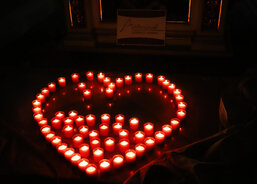 Srdce vytvořené z hořících svíček budilo dojem, jakoby bylo živé.