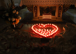 Svíce za zemřelé pacienty Domácího hospice Antonínek před mší svatou zapalovali pozůstalí, zdravotní setry hospice a další zaměstnanci Charity Uherské Hradiště.