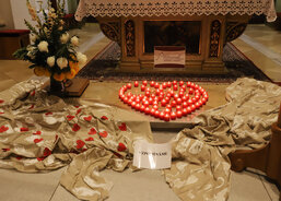 Na dvou velkých plátnech byly otisky stop a srdce, v nichž byla vypsána jména těch, kdo nás předešli na věčnost.